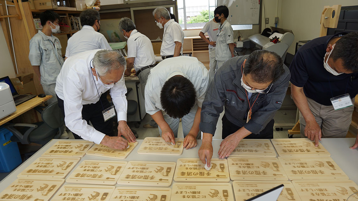 コロナ感染防止対策を呼び掛ける看板の寄贈